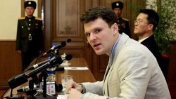 Estudiante de EU detenido en Corea del Norte confiesa robo de cartel publicitario