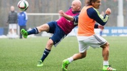 Infantino se echa una cascarita en primer día al frente de la FIFA