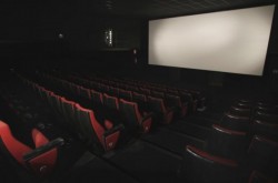 Dos menores fueron encontrados dentro de un cine en la mañana