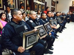 Reconocen a 9 agentes de policía por sus acciones preventivas en 2015