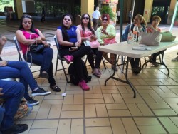 En dos plantones comerciantes del centro exigen apoyos económicos.