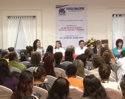 Participan mujeres del PAS en conferencia magistral.
