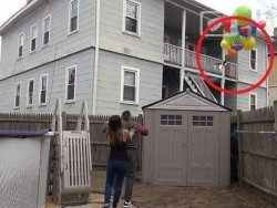 La cruel broma de un chico a su novia: le hace creer que su perro sale volando atado a unos globos