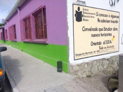 Piden retirar a indigente de la banqueta de Jardín de Niños.