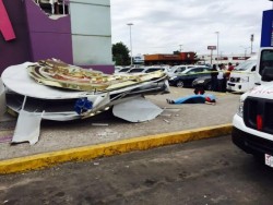 Muere maestro trás caerle anuncio de Casino, en una plaza de cines en Culiacán