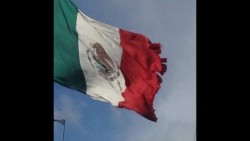 Viento rasga bandera monumental en San Jerónimo