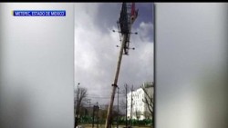 Grave, mujer lesionada por caída de espectacular en Metepec