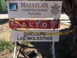 Rebosa drenaje en el Infonavit Playas.