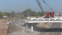 Destruyen viejos puentes del trébol