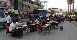 En pleno centro de Chilpancingo alumnos toman clases en la calle