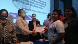 Sedesol entregan apoyos a Jefas de Familia.