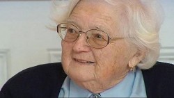 Una mujer de 91 años consigue su doctorado tras 30 años haciendo su tesis