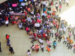 Se manifiestan integrantes de Antorcha Campesina en la explanada del Palacio de Gobierno