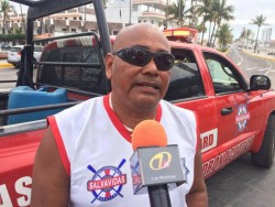 Salvavidas piden a turistas respetar los banderines precaución en las playas