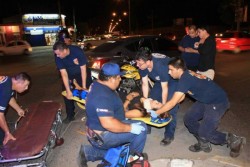 Joven se fractura la pierna en accidente de motocicleta.
