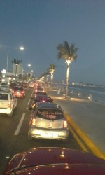 Se manifiestan maestros por el malecón.