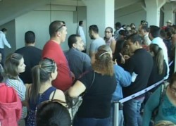 Largas filas de ciudadanos se formaron para aprovechar el descuento en el pago de la tenencia.