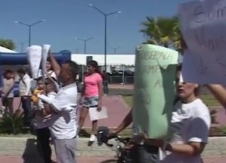 Se manifestaron ante el Gobernador maestros cesados.