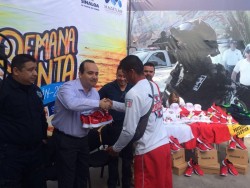 Reciben uniformes salvavidas y franeleros.