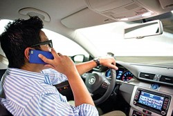 Llama educación vial a no distraerse mientras conducen.