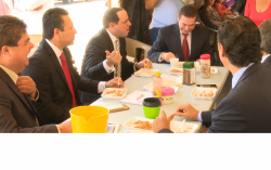 Alcalde desayuna con precaristas, asegura que avanza la gestión de viviendas