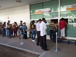Contribuyentes buscan tener sus documentos en regla para salir de vacaciones