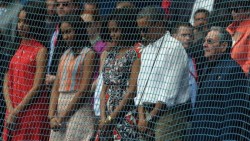 Obama y Raúl Castro presencian amistoso de beisbol entre Cuba y EU