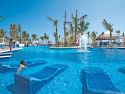 Rescatan a menor en alberca de un hotel.