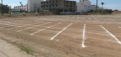 Adaptan como estacionamientos públicos terrenos baldíos.