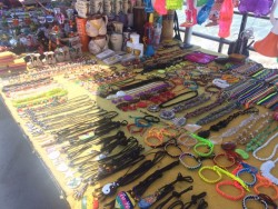 Venta de souvenirs  y artesanías en buenos niveles.