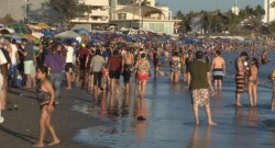 Playas abarrotadas por más de 80 mil personas.