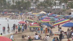 A pesar del cielo nublado las playas se llenan poco a poco.