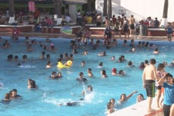 Miles de vacacionistas disfrutan de los centros recreativos, hasta el último minuto