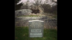 Aparece lápida de Donald Trump en Nueva York