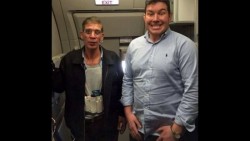 Pasajero se toma selfie con el secuestrador del avión de EgyptAir