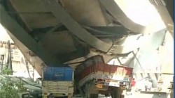 Mueren 14 personas en colapso de paso a desnivel en Calcuta, India