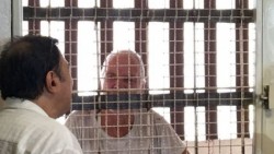 Dictan formal prisión a canadiense que besaba niñas en Acapulco