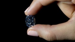 Sotheby's vende el diamante ovalado azul más caro de Asia
