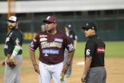 Benjamin Gil fuera de Tomateros de Culiacán