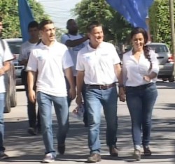 Salvador Reynosa recorre las colonias de Mazatlán en busca del voto.