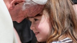 Una niña que perderá la vista y el oído logra su deseo de ver al papa