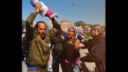 Investigan a refugiado que amenazó con lanzar a bebé durante protesta en Grecia