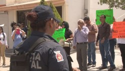 Se manifiestan maestros durante visita de Aurelio Nuño, titular de la SEP