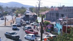Accidente vehicular deja dos heridos y daños materiales cuantiosos.
