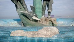 Deteriorado luce el Monumento al Pescador.