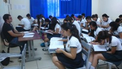Presentan examen planea estudiantes de preparatoria.