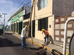 Remueven poste caído en la calle Guillermo Nelson.