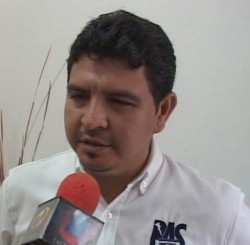 Giova Camacho realiza actividades de campaña en cruceros viales.