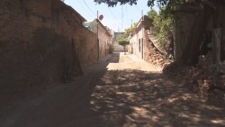 Limpian escombro de barda derrumbada en condominio del centro histórico por la calle Ignacio Zaragoza
