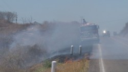 Bomberos acuden a sofocar quemas de pastizales fuera de control